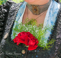 fileadmin/roha/images_galerie/brauchtum/Tracht/Details/BR-TRACH-DETAIL-0016-D-roha-Tracht-Roeckifrau-Kropfkette-Rose-Schultertuch.png