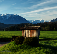 fileadmin/roha/images_galerie/kirche_religion/Teisendorf/KKKM-TEIS-UFER-0022-D-roha-Wegkreuz-Totenbretter-Teisendorf-Ried-Warisloh.png