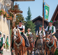 fileadmin/roha/images_galerie/orte_landschaft/Piding/Piding-Feste-Theater-usw/PID-REIT-FE-2019-1140-D-roha-Piding-Reiter-Fest-Pfarrer-Pferd-Altwirt.png