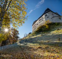 fileadmin/roha/images_galerie/orte_landschaft/Piding/PID-STAUFENECK-0090-D-roha-Piding-Staufeneck-Schloss-Fuderheuberg-Herbst-Sonne.png