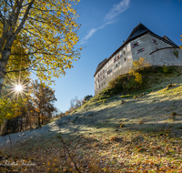 fileadmin/roha/images_galerie/orte_landschaft/Piding/PID-STAUFENECK-0090-D-roha-Piding-Staufeneck-Schloss-Fuderheuberg-Herbst-Sonne.png