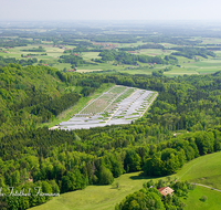 fileadmin/roha/images_galerie/orte_landschaft/Teisendorf/Neukirchen/TEI-NEUK-FLUG-0002-D-roha-Teisendorf-Neukirchen-Flugaufnahme-Photovoltaik.png