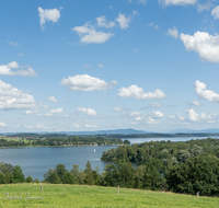 fileadmin/roha/images_galerie/orte_landschaft/Waging/WAG-SEE-0019-00-01-P-roha-Waging-Waginger-Panorama-Tachinger-See.png