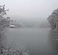 fileadmin/roha/images_galerie/Winter/AN-HOE-WIN-0091-D-roha-Anger-Hoeglwoerth-See-Winter-Nebel-Eis-Bootshuette.png