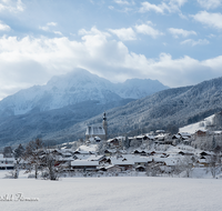 fileadmin/roha/images_galerie/orte_landschaft/Anger/Anger/AN-WI-0004-06-D-roha-Anger-Hochstaufen-Winter-Dorf-Schnee-Baum.png