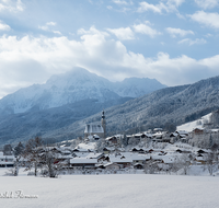 fileadmin/roha/images_galerie/orte_landschaft/Anger/Anger/AN-WI-0004-06-D-roha-Anger-Hochstaufen-Winter-Dorf-Schnee-Baum.png