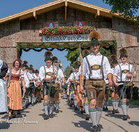 fileadmin/roha/images_galerie/orte_landschaft/Anger/Anger-Trachten-Musik-Fest/BR-FEST-ANG-MUS-TRACH-2018-08-19-1148-02-D-roha-Brauchtum-Fest-Anger-Trachtenverein-Musikkapelle.png