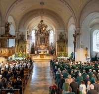 fileadmin/roha/images_galerie/brauchtum/Tracht/Trachtenverein_Teisendorf/BR-TRACH-TEI-VER-20231008-1002-1-D-roha-Brauchtum-Tracht-Teisendorf-Kirche.png