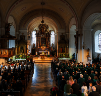 fileadmin/roha/images_galerie/brauchtum/Tracht/Trachtenverein_Teisendorf/BR-TRACH-TEI-VER-20231008-1002-1-D-roha-Brauchtum-Tracht-Teisendorf-Kirche.png