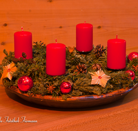 fileadmin/roha/images_galerie/brauchtum/Weihnachten/BR-WEIH-KERZE-AD-KR-0018-D-roha-Brauchtum-Weihnachten-Advent-Kranz-Vier-Kerzen.png