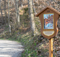 fileadmin/roha/images_galerie/kirche_religion/Anger/Hoeglwoerth-Kreuzweg/KKKM-ANG-HOEGLW-KR-3-0008-D-roha-Kreuzweg-Station-Anger-Hoeglwoerth-Wald.png