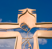 fileadmin/roha/images_galerie/kirche_religion/Fridolfing/KKKM-FRID-0001-D-roha-Kreuz-Kriegerdenkmal-Fridolfing-Wolkenhimmel.png