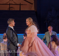 fileadmin/roha/images_galerie/orte_landschaft/Salzburg/Jedermann/2017/SA-KU-JEDERM-2017-2139-03-D-roha-Salzburg-Festspiele-Jedermann-Theater-Dom-Moretti-Reinsperger-Buhlschaft.png