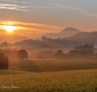 fileadmin/roha/images_galerie/orte_landschaft/Anger/Anger/Anger-Stimmung/SON-AU-STEINH-0028-0655-01-D-roha-Sonnenaufgang-Anger-Steinhoegl-Sonne-Gaisberg.png