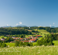 fileadmin/roha/images_galerie/orte_landschaft/Surberg_-_Lauter/SURB-PAN-0010-D-roha-Surberg-Panorama-Kirche-Landschaft-Chiemgauer-Berge.png