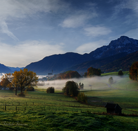 fileadmin/roha/images_galerie/orte_landschaft/Anger/Anger/Anger-Landschaft/AN-0043-10-D-M-roha-Anger-Hochstaufen-Herbst-Hochstaufen.png