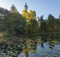 fileadmin/roha/images_galerie/orte_landschaft/Anger/Hoeglwoerth/AN-HOE-0054-14-A-D-roha-Anger-Hoeglwoerth-See-Wasser-Herbst-Kirchturm.png