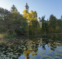 fileadmin/roha/images_galerie/orte_landschaft/Anger/Hoeglwoerth/AN-HOE-0054-14-A-D-roha-Anger-Hoeglwoerth-See-Wasser-Herbst-Kirchturm.png