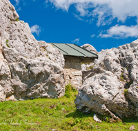 fileadmin/roha/images_galerie/orte_landschaft/Aschau/ASCHAU-KAMP-ALM-0001-D-roha-Aschau-Kampenwand-Alm-Huette-Fels-Gebirge.png