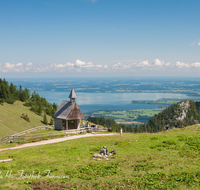 fileadmin/roha/images_galerie/orte_landschaft/Aschau/ASCHAU-KAMP-KKKM-STEINL-0001-D-roha-Aschau-Kampenwand-Chiemsee-Wanderer-Kapelle.png