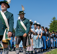 fileadmin/roha/images_galerie/orte_landschaft/Teisendorf/Neukirchen/Trachtenfest-Neukirchen-2019/BR-FEST-NEUK-TRACH-2019-08-11-1216-01-D-roha-Brauchtum-Fest-Neukirchen-Trachtenverein-Festzug.png