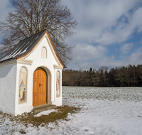 fileadmin/roha/images_galerie/kirche_religion/Saaldorf/KKKM-SAAL-ABTS-0005-03-D-roha-Kapelle-Steinbruenning-Abtsdorf-Saaldorf-Winter.png