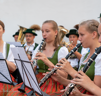 fileadmin/roha/images_galerie/orte_landschaft/Piding/Piding-Feste-Theater-usw/PID-LEU-BR-2019-2053-D-roha-Piding-Leuchtbrunnenfest-Musikkapelle-Petersplatz.png