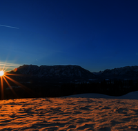 fileadmin/roha/Interessantes-in-Kurzform/ab-1-2025/SON-AU-JOH-WI-0002-00815-3-D-roha-Sonnenaufgang-Piding-Johannishoegl-Winter-Untersberg.png