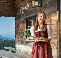 fileadmin/roha/images_galerie/orte_landschaft/Stoisser-Alm/TEI-STO-GAS-SEN-1-5817-D-roha-Stoisser-Alm-Sennerin.png