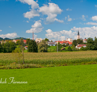 fileadmin/roha/images_galerie/orte_landschaft/Teisendorf/TEI-SUED-OST-PAN-0002-D-roha-Teisendorf-Sued-Ost-Panorama-Himmel-weiss-blau-Maisfeld.png