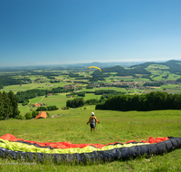 fileadmin/roha/images_galerie/orte_landschaft/Anger/Anger/AN-PAN-FUER-GL-1023-D-roha-Anger-Panorama-Fuermann-Alm-Gleitschirmflieger.png