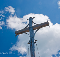 fileadmin/roha/images_galerie/orte_landschaft/Aschau/ASCHAU-SACHR-GEIGLST-0020-D-roha-Aschau-Sachrang-Geigelstein-Gipfelkreuz-Wolkenhimmel.png