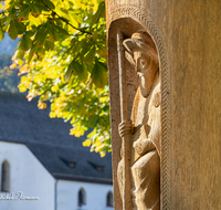 fileadmin/roha/images_galerie/orte_landschaft/Anger/Aufham/AUF-0005-01-D-roha-Aufham-Anger-Dorfplatz-Brunnen.png