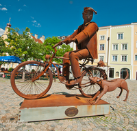 fileadmin/roha/images_galerie/orte_landschaft/Burghausen/BURGH-STADT-KU-0001-D-roha-Burghausen-Stadt-Platz-Kunst.png