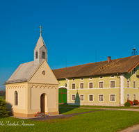 fileadmin/roha/images_galerie/kirche_religion/Kirchanschoering/KIRCH-POELLN-0007-D-roha-Kirchanschoering-Poelln-Bauernhof-Blumenschmuck-Kapelle.png