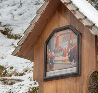 fileadmin/roha/images_galerie/kirche_religion/Berchtesgaden/Kunterweg-Rosenkranzweg/KKKM-BGD-RA-KU-0017-02-D-roha-Rosenkranzstation-Weg-Ramsau-Kunterweg-Berchtesgaden-Maria-Krippe.png