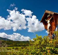 fileadmin/roha/images_galerie/kirche_religion/Teisendorf/KKKM-TEIS-SCHOED-0002-D-roha-Wegkreuz-Teisendorf-Schoedling-Himmel-Wolken.png