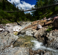 fileadmin/roha/Interessantes-in-Kurzform/BGD-NAT-HAENG-0001-01-01-D-roha-Berchtesgaden-Nationalpark-Haengebruecke-Wildbach.png