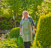 fileadmin/roha/images_galerie/Baum-natur-garten/Garten-Arbeit/MEN-GART-GIE-0001-D-roha-Menschen-Garten-giessen-Frau-Arbeit.png