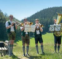 fileadmin/roha/images_galerie/musik/Blasmusik/Anger_-_Aufham/MU-BLA-FUER-IRLB-ANG-0003-D-roha-Musik-Blasmusik-Irlberg-Blaeser-Anger-Fuermann-Alm.png