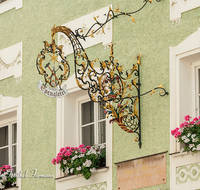 fileadmin/roha/images_galerie/architektur-Haeuser/TEI-MA-AUSL-0004-1-D-roha-Teisendorf-Ausleger-Spengler-Fassade-Blumenschmuck-Zunftzeichen.png