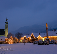 fileadmin/roha/images_galerie/brauchtum/Weihnachten/Christkindlmarkt-Anger/AN-WEI-0011-D-roha-Anger-Dorfplatz-Weihnachten-Mariensauele-Christbaum.png