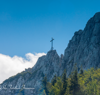 fileadmin/roha/images_galerie/kirche_religion/Aschau/ASCHAU-KAMP-KR-0005-D-roha-Aschau-Kampenwand-Chiemsee-Gipfelkreuz.png