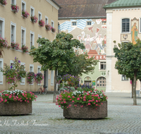 fileadmin/roha/images_galerie/orte_landschaft/Bad_Reichenhall/BAD-REI-RATH-0012-D-roha-Reichenhall-Rathaus-Platz-Fussgaengerzone.png