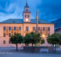 fileadmin/roha/images_galerie/orte_landschaft/Bad_Reichenhall/BAD-REI-RATH-0014-01-D-roha-Bad-Reichenhall-Rathaus-Platz-Wittelsbacher-Brunnen-Nacht.png