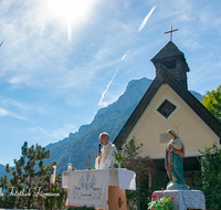 fileadmin/roha/images_galerie/orte_landschaft/Piding/Piding-Feste-Theater-usw/BR-ALMM-STEIN-ALM-1113-01-D-roha-Brauchtum-Almmesse-Piding-Steineralm-Kapelle-Hochstaufen.png