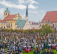 fileadmin/roha/images_galerie/orte_landschaft/Altoetting/BR-TRACH-ALTOET-0001-D-roha-Brauchtum-Tracht-Wallfahrt-Altoetting-Kapellplatz.png