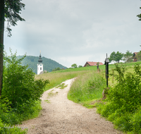 fileadmin/roha/images_galerie/kirche_religion/Ainring-Kreuzweg/KKKM-AINR-KR-07-0055-D-roha-Kreuzweg-Ainring-Ulrichshoegl-Weg-Kirchturm.png