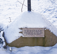 fileadmin/roha/images_galerie/kirche_religion/Ainring-Kreuzweg/KKKM-AINR-KR-13-0047-1-D-roha-Kreuzweg-Ainring-Ulrichshoegl-Inschrift-Winter.png