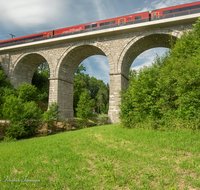 fileadmin/roha/images_galerie/orte_landschaft/Teisendorf/IN-LANDS-Teisendorf/TECHN-EISENB-TEI-0023-09-D-roha-Technik-Eisenbahn-Zug-Bahnlinie-Viadukt-Teisendorf.png